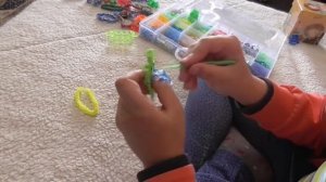 Как сплести простой браслет из резинок на рогатке: урок для начинающих