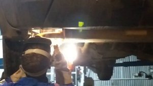 варим крепление выхлопной трубы на Nissan