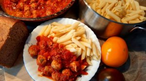 Мясные фрикадельки в томате с перьями