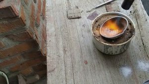 Очистка тигля от серебра и плавка золота.