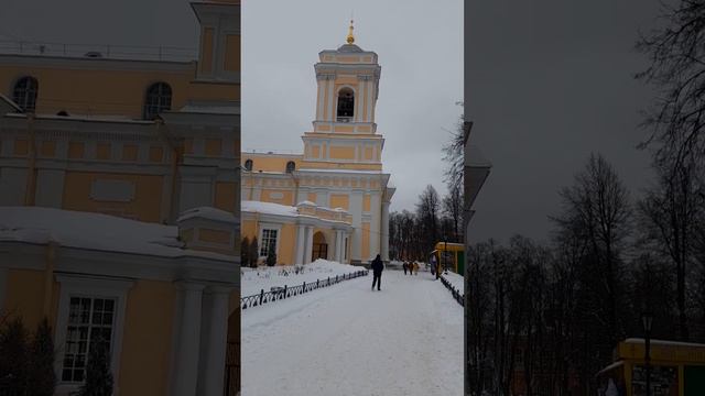 Александро-Невская лавра в Санкт-Петербурге - одна из святынь православия.