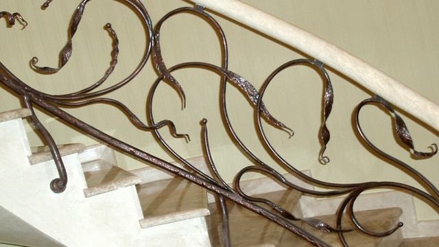 Красивые кованые перила для лестницы в доме
