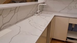 Столешница на кухне из камня кварцевого агломерата. Quartz agglomerate stone kitchen Countertop.