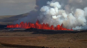 Фонтаны лавы бьют в небо: в Исландии началось извержение вулкана