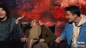 Сцена поцелуя//Милли Боби Броун/Финн Вулфард