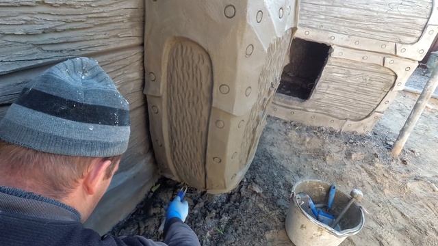 как построить курятник в виде сундука оформленный декоративная штукатурка. под дерево. замок. смотреть онлайн