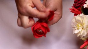 Роза из гофрированной бумаги с конфетой  / DIY Crepe Paper Rose