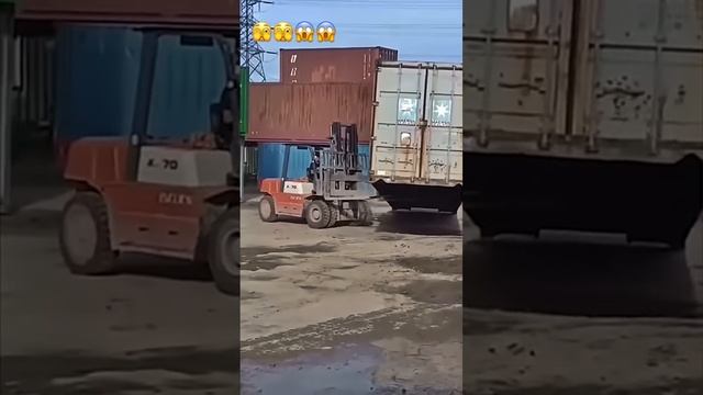 Погрузчик против контейнера! ??⚡️⚡️#контейнерПогрузчик против контейнера! ??⚡️⚡️#контейнер смотреть онлайн