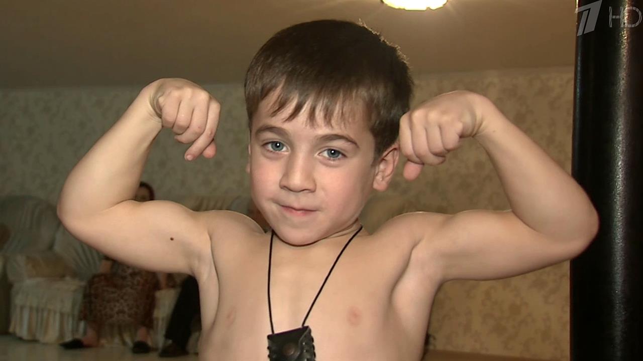 Сильные мальчики видео. Рахим Куриев. Самый сильный мальчик в мире Рахим Куриев. Рахим Куриев вундеркинды. Рахим Куриев пресс.