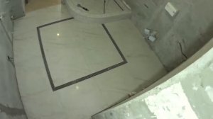 Полосы мозаики врезанные в плитку на полу, душевой поддон из мозаики.