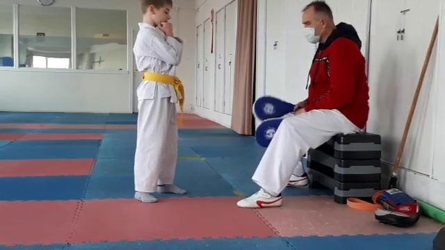 Удары ногами по хлопушке.