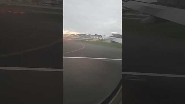 View Of London England From The Sky?(Airport) Gatwick Airport. September 2022 смотреть онлайн