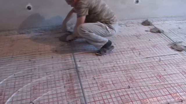 Заливаем стяжку по теплому полу. Стяжка по маякам. Подробно