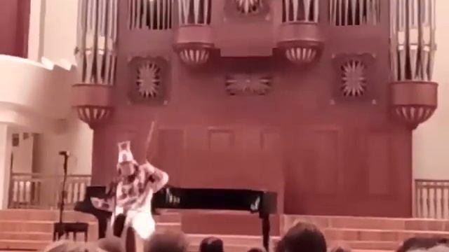 Игра на инструменте со струнами из конских волос. смотреть онлайн