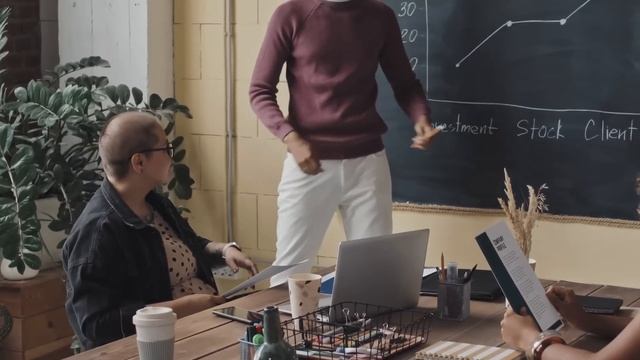 В офисе думали, что она простая уборщица, но когда хозяин узнал правду - ОЦЕПЕНЕЛ ОТ... смотреть онлайн