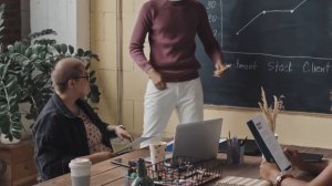 В офисе думали, что она простая уборщица, но когда хозяин узнал правду - ОЦЕПЕНЕЛ ОТ...