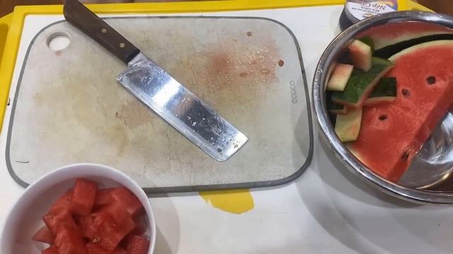 Beauty with a mixture of watermelon and fresh avocado смотреть онлайн