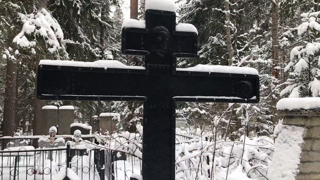 Могила поэтессы Анны Ахматовой [1889—1966] смотреть онлайн