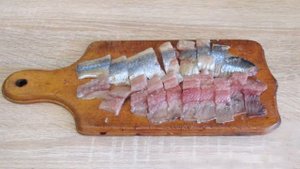 Как пожарить свежемороженую сельдь / Жареная сельдь в кляре