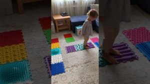 Игры с массажным ковриком. Волчок