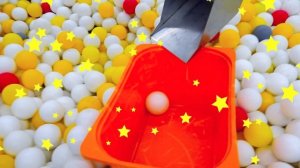 Влад и Никита делают покупки в магазине игрушек и играют на детской строительной площадке