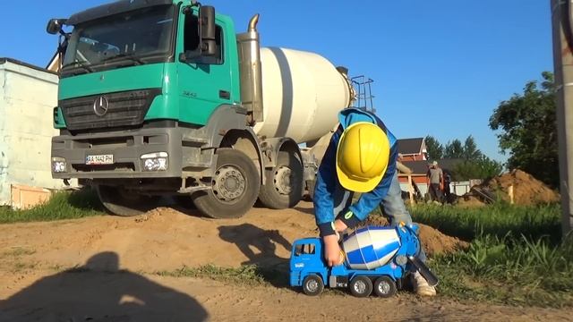 Алекс и игрушечный Бетоновоз Bruder. Истории про машинки для детей смотреть онлайн