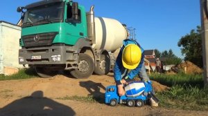 Алекс и игрушечный Бетоновоз Bruder. Истории про машинки для детей