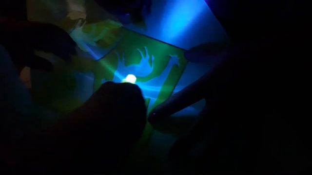 Ева с Мамой рисует светом животных и геометрические фигуры смотреть онлайн