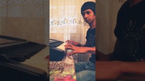 Парень очень круто играет на Ямахе