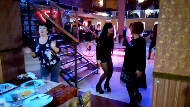 ЛЕНА И МАМА ЗАРЯДКА смотреть онлайн