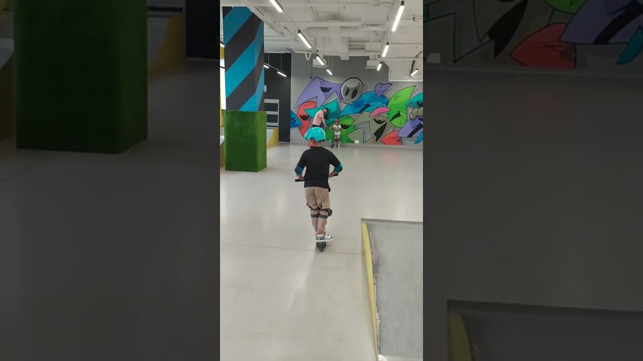 2,95 кг Самокат Kaiza Black ICH фирма Longway #крытыйскейтпарк #трюковойсамокат #трюкинасамокате смотреть онлайн