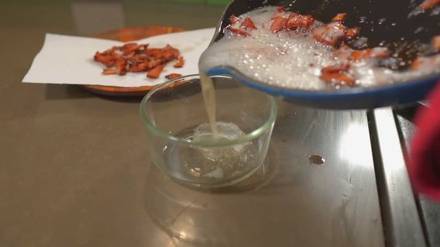 Pasta Carbonara the American Way (With Bacon) смотреть онлайн