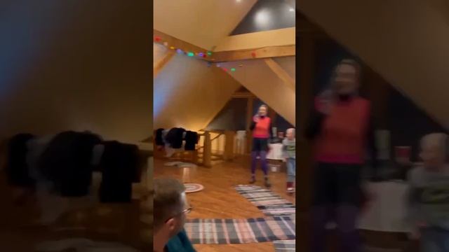 СЕСТРА КРУТО ПОЗДРАВИЛА БРАТА С ДНЁМ РОЖДЕНИЯ | песня в подарок брату на юбилей