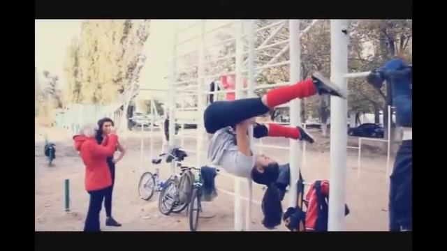 Супер видео, девушки фитоняшки на турниках! смотреть онлайн