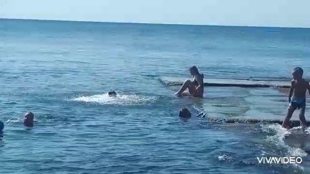 Чистейшее море на Массандровском пляже в Ялте.