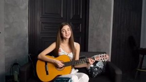 Lady_la девушка очень красиво поёт под гитару (кавер ) «Дай мне сказать»