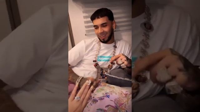 Anuel Aa le regale anillo de matrimonio a su actual pareja ❤