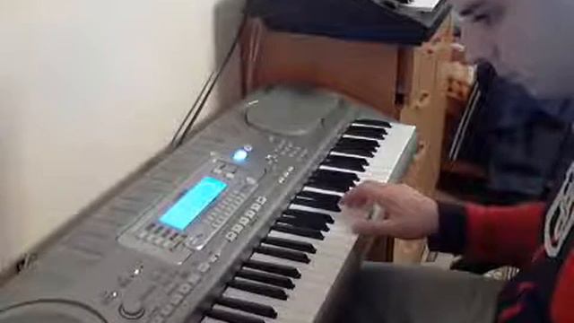 Классно играет на СИНТЕЗАТОРЕ! смотреть онлайн