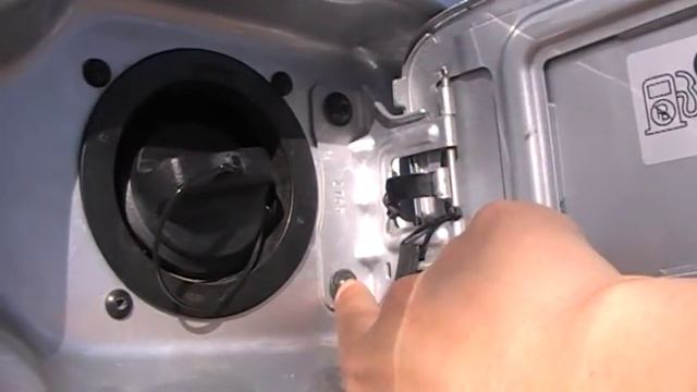 Lada Vesta. Лючок бензобака смотреть онлайн