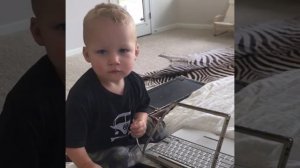 Попробуй не засмеяться, наблюдая за тем, как смешные дети уничтожают вещи.