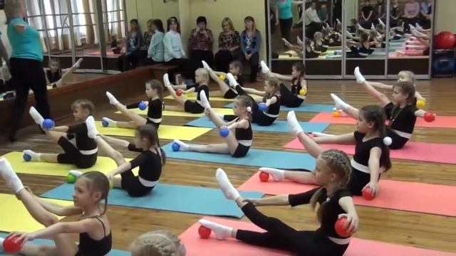 Открытое занятие 2014 г Комплекс упражнений с шариками смотреть онлайн