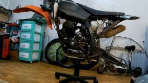 Подставка под мотоцикл из офисного стула.