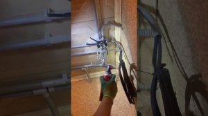 Монтаж электрики в гладкой ПВХ трубе