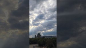 Sonnenstrahlen durch die Wolken #berlin #spaß #sommer #himmel #sonne #walk