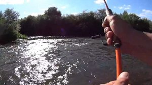 Прогулка по Перекатам ! Ловля Белого хищника на течении ! ч.2