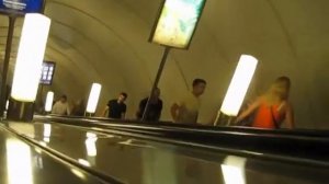 На эскалаторе в метро Санкт Петербурга