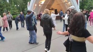 Девочка в платье ? из ситца Танцы ??? в парке Горького Июнь 2021 Харьков