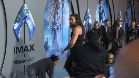 Джейсон Момоа - танец Хака на премьере фильма Аквамен