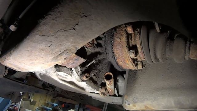 Audi 100 C3 quattro. Снятие топливного бака. смотреть онлайн