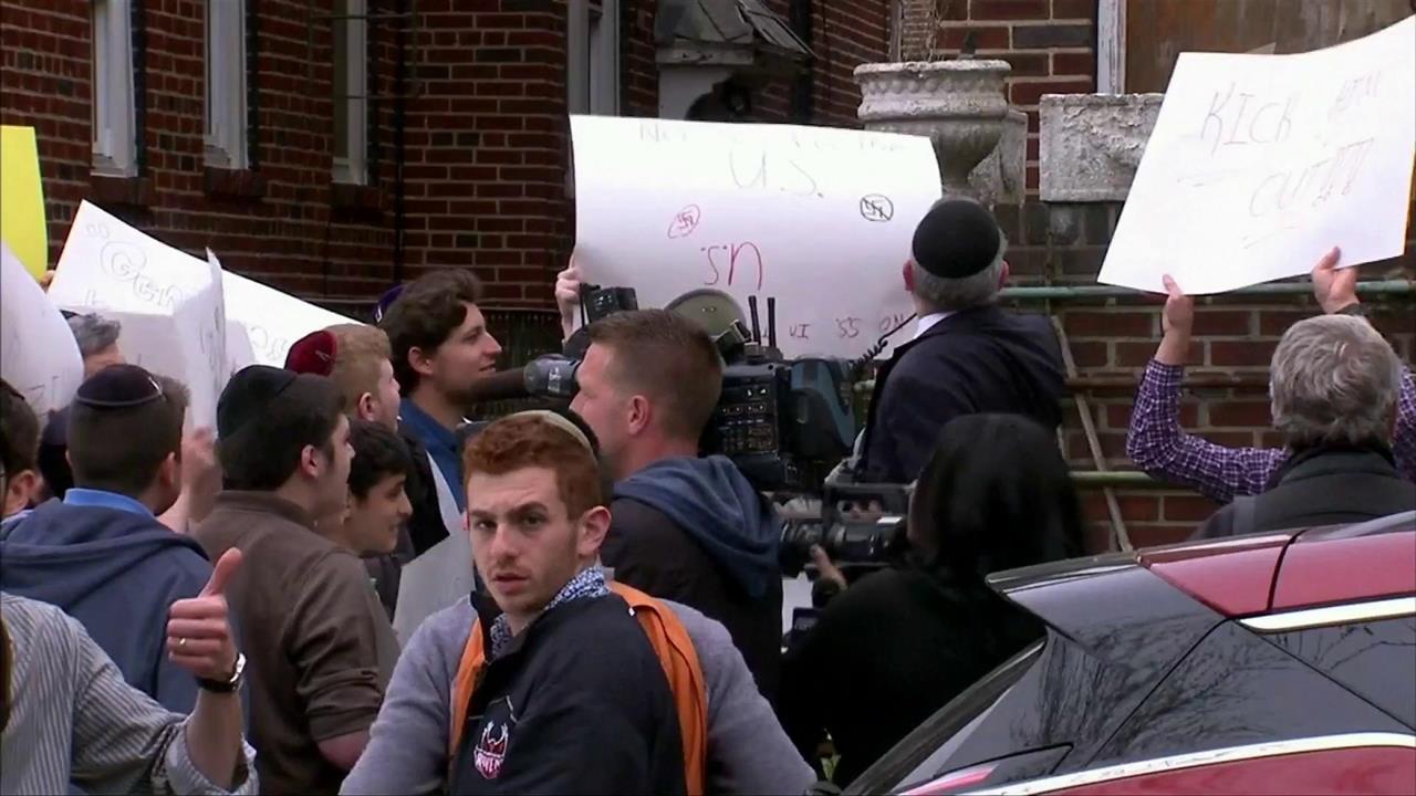 В Нью-Йорке протестующие окружили дом пособника нацистов, требуя его депортации из США